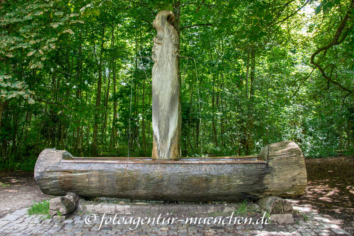 Holztrogbrunnen „Wasserspeiender Faun“ Holztrogbrunnen, Trinkwasserbrunnen