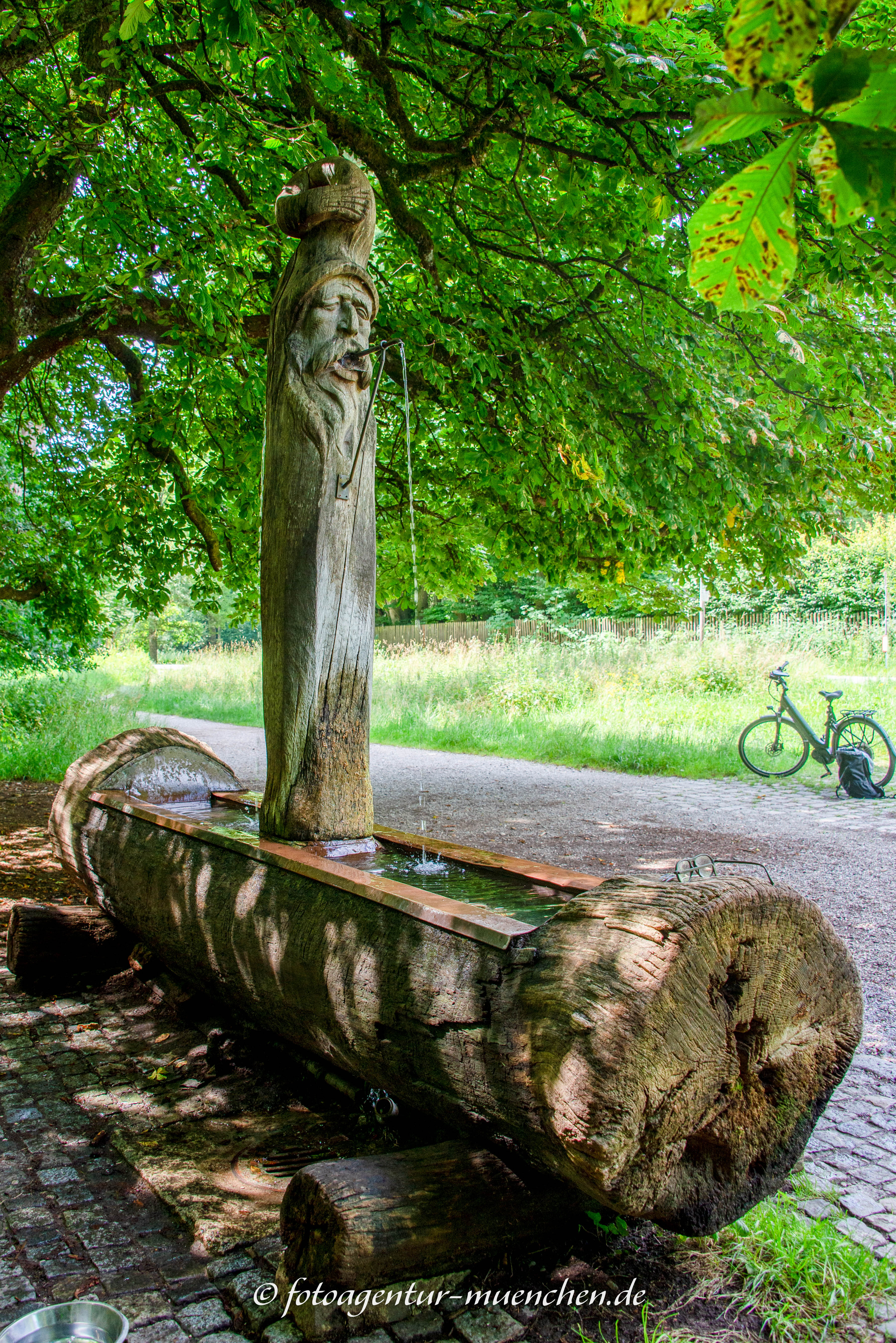 Holztrogbrunnen „Wasserspeiender Faun“ 