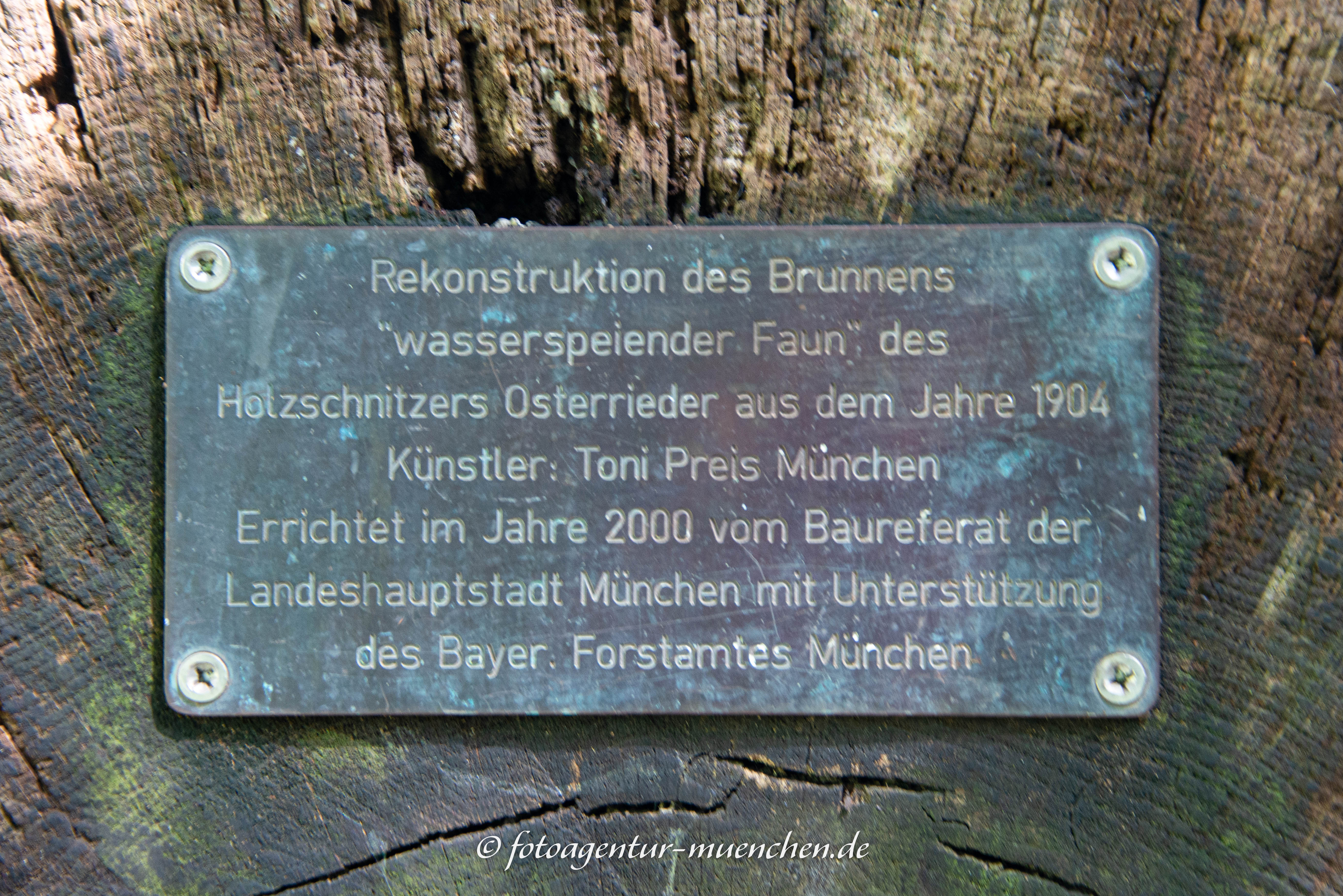 Holztrogbrunnen „Wasserspeiender Faun“ 