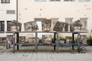  - Fragmente vom Siegestor in München