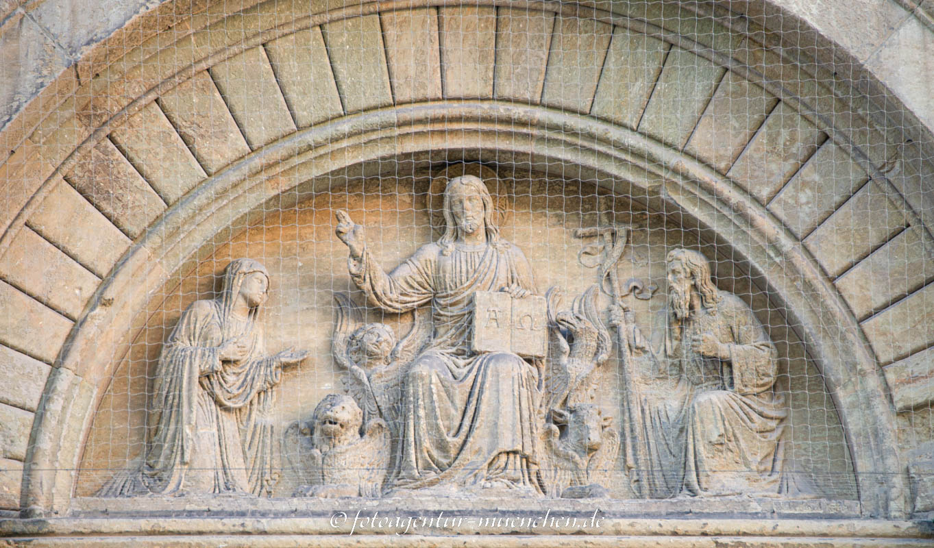 Bogenfeld - Christis mit Maria und Johannes 