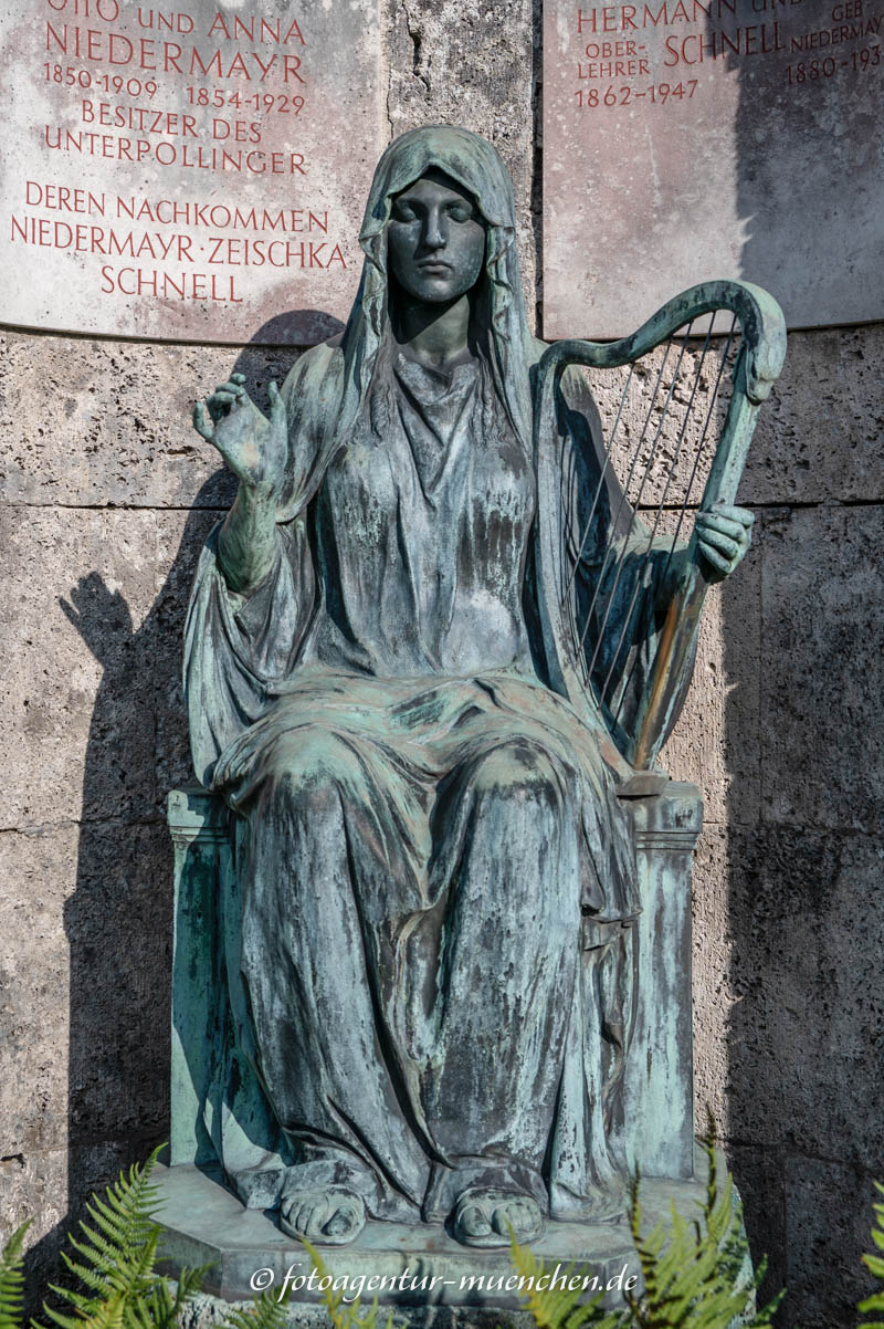 Trauernde mit Harfe 