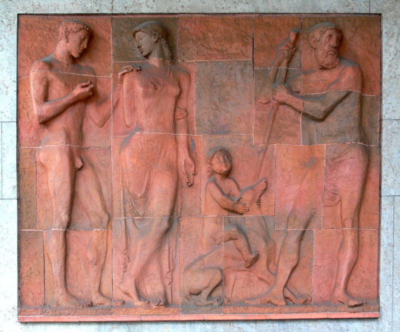 Relief am Haus Maximiliansplatz 13 