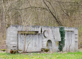 München - Betonmauer mit verschiedenen geometrischen Elementen