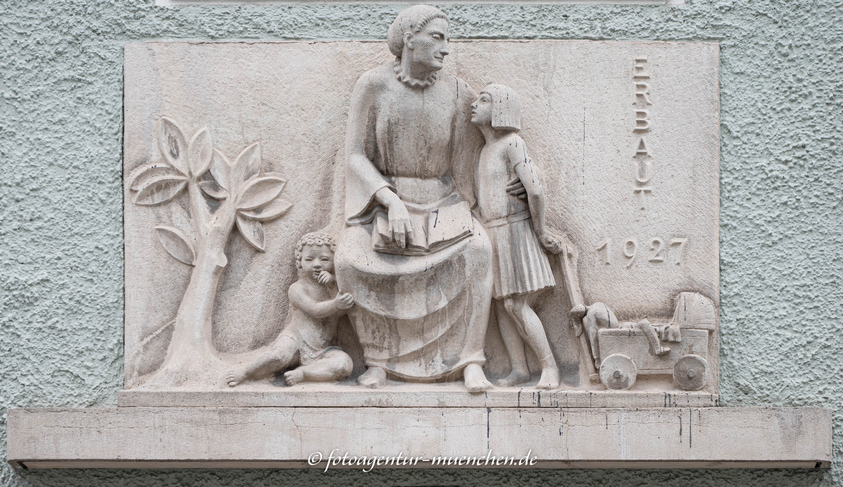 Bauschmuck - Alte Frau mit Buch