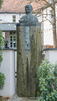 Schwalbach Karl Jakob - Kolping-Bronzebüste auf Basaltsäule
