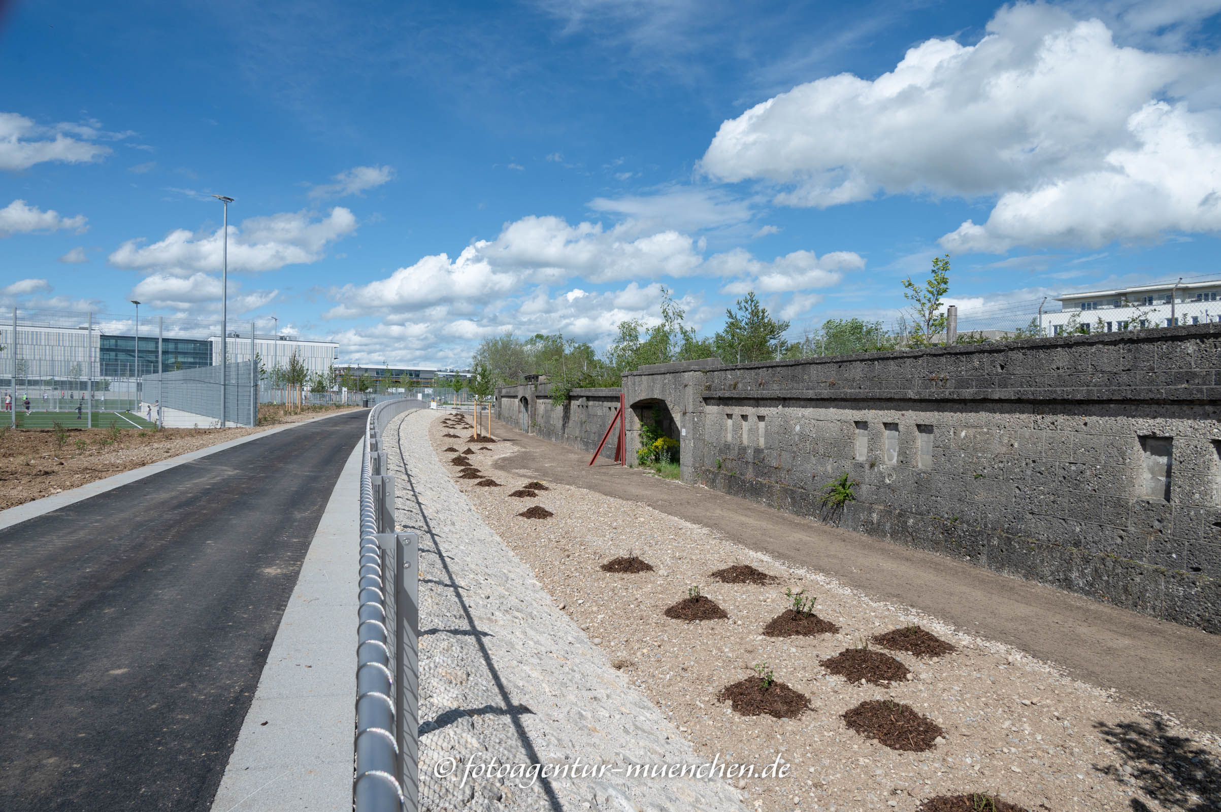 Radweg bei der ehemaligen Zuschauertribüne