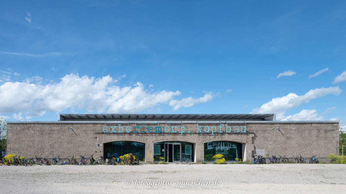 title=Zuschauertribüne, mit abschließender Kassenhalle - Olof-Palme-Straße - Sagebiel Ernst