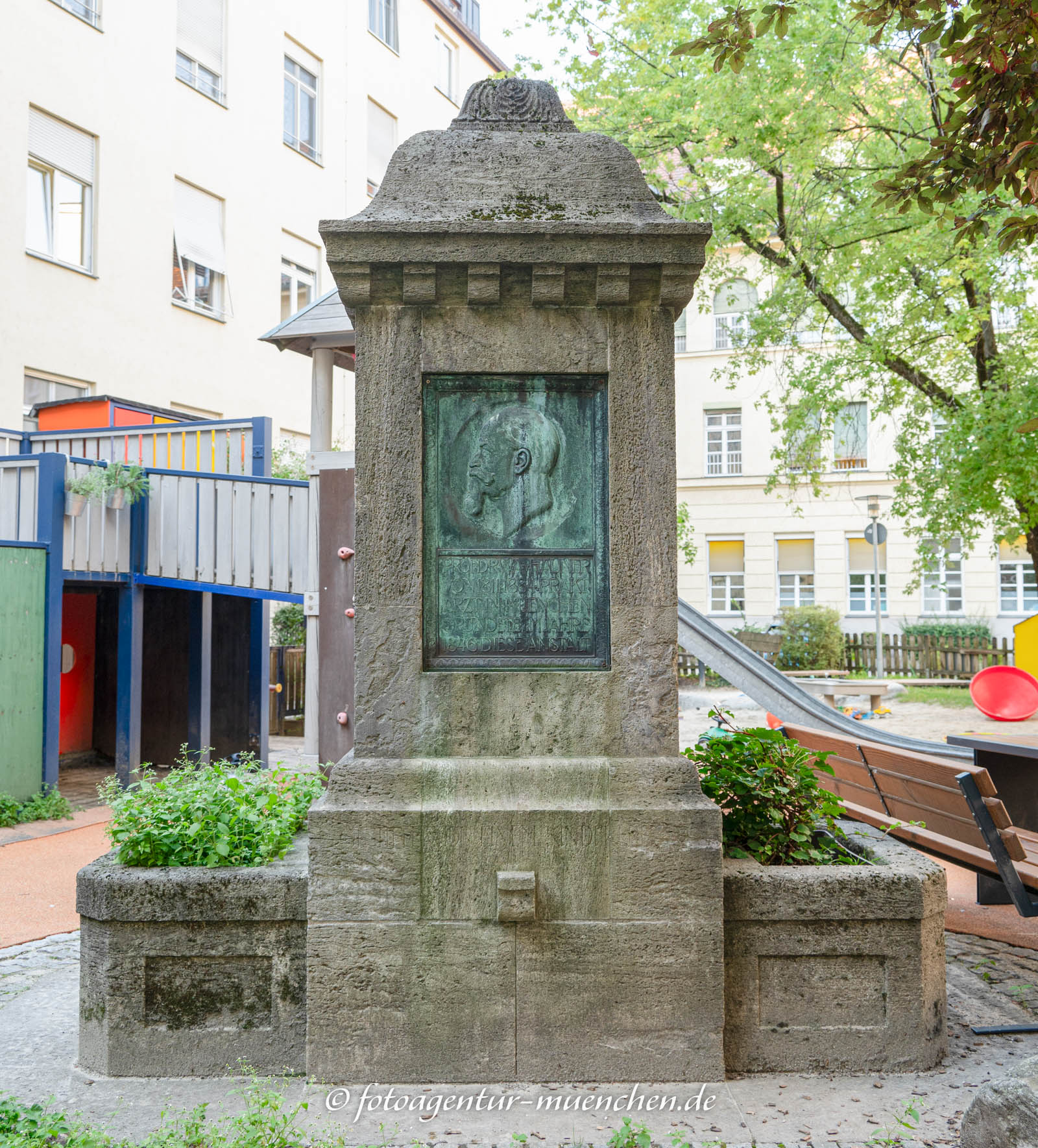 Denkmal - August von Hauner