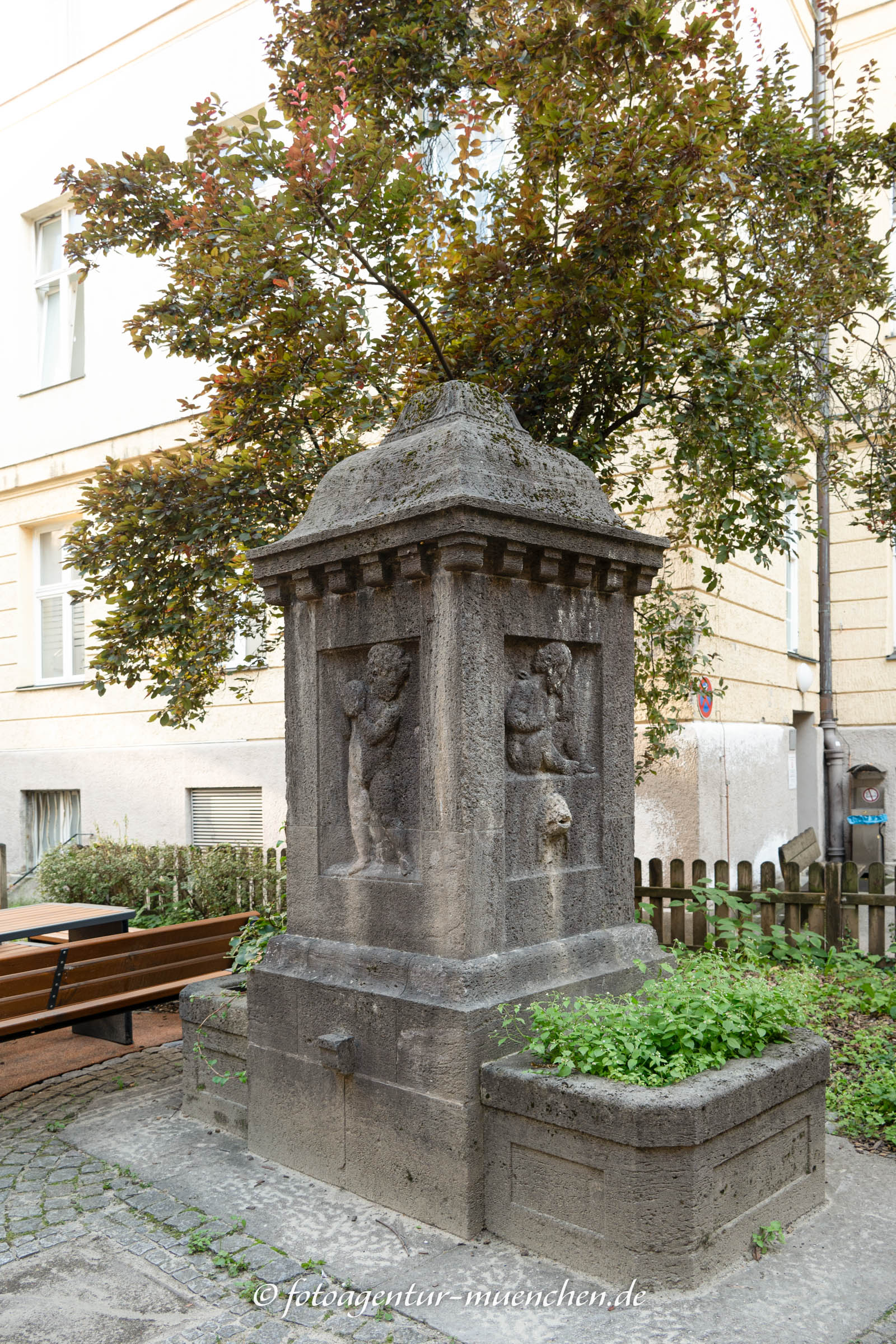 Denkmal - August von Hauner