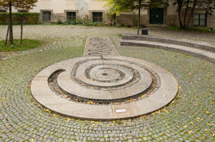 Schwalbach Karl Jakob - Bodenbrunnen in Sitzform