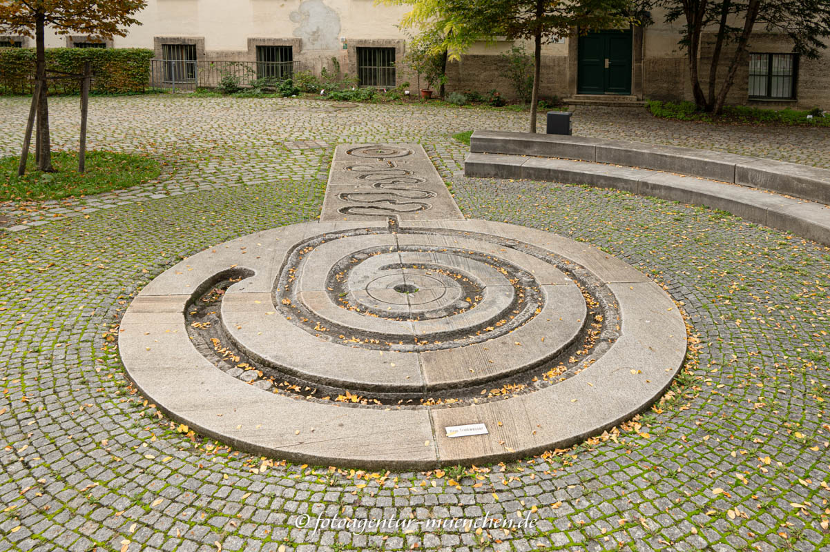 Bodenbrunnen in Sitzform