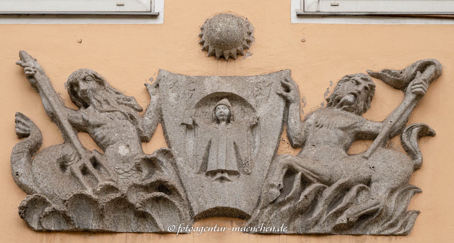 Relief Münchner Kindl, Hippokampos, Kentauren 