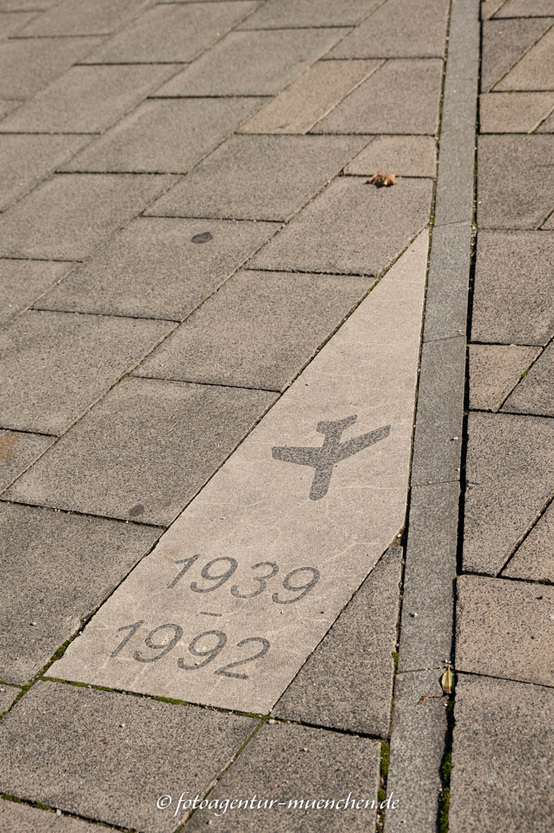 Markierung ehemaliges Flugfeld  Flughafen Riem