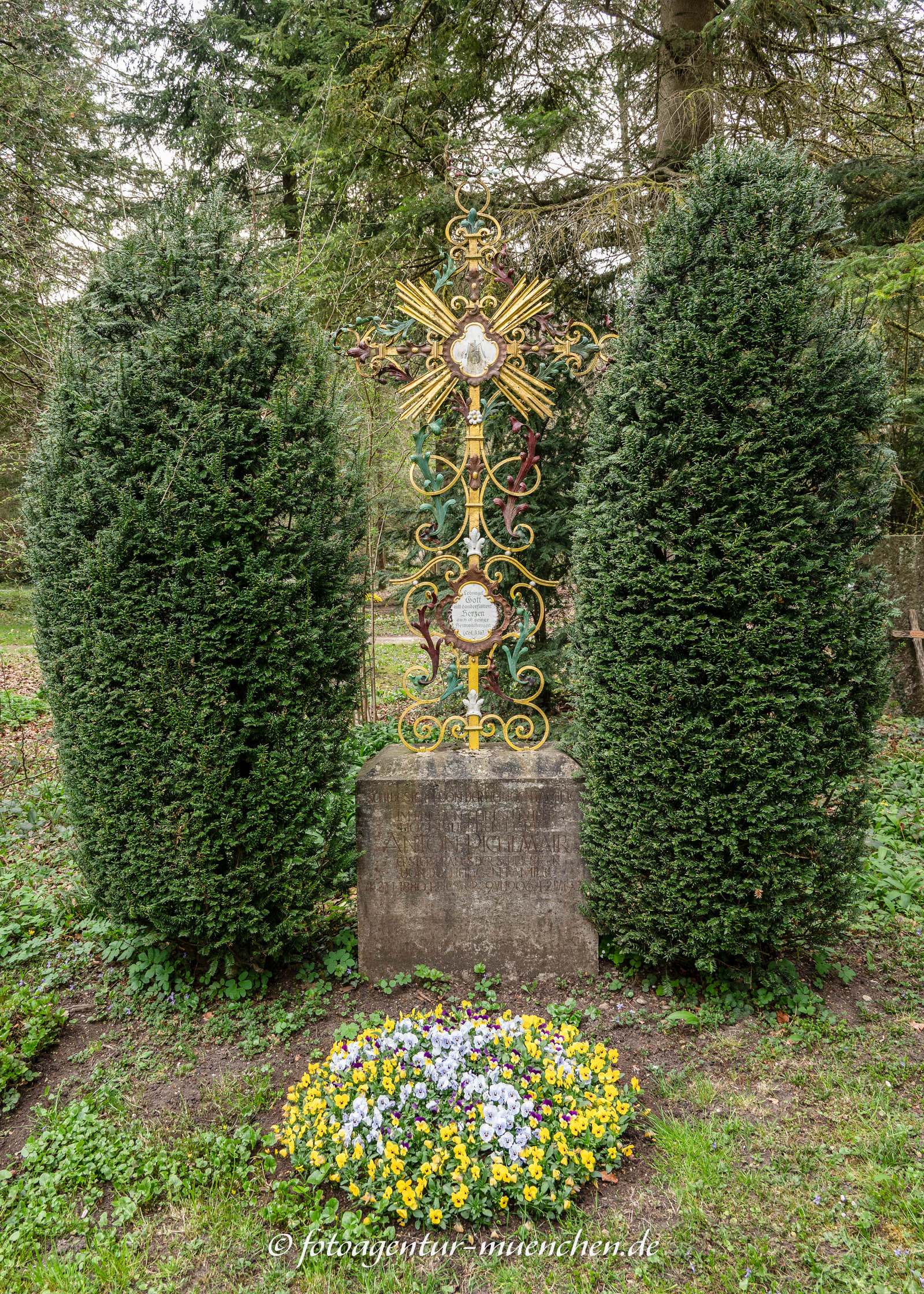 Grabanlage - Schwester von der Heiligen Familie