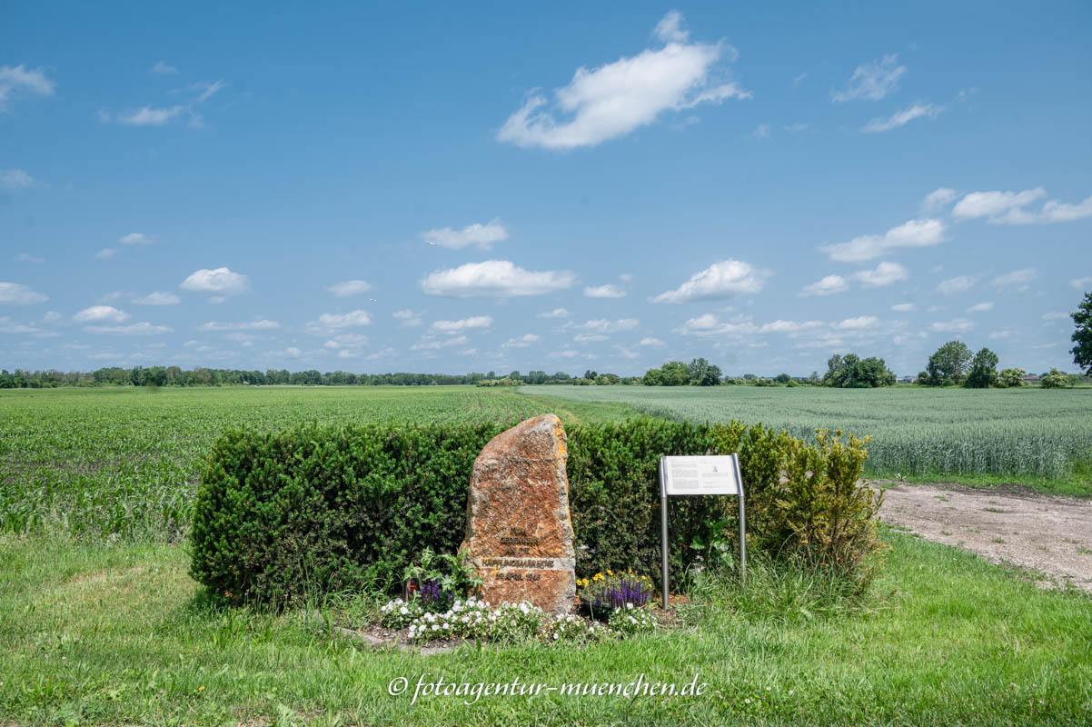 Gedenkstein Todesmarsch Hallbergmoos