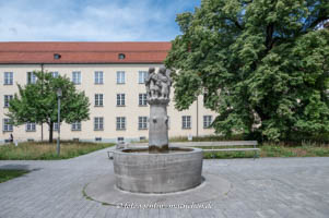  - Die Gratulanten (Hochzeitsbrunnen)