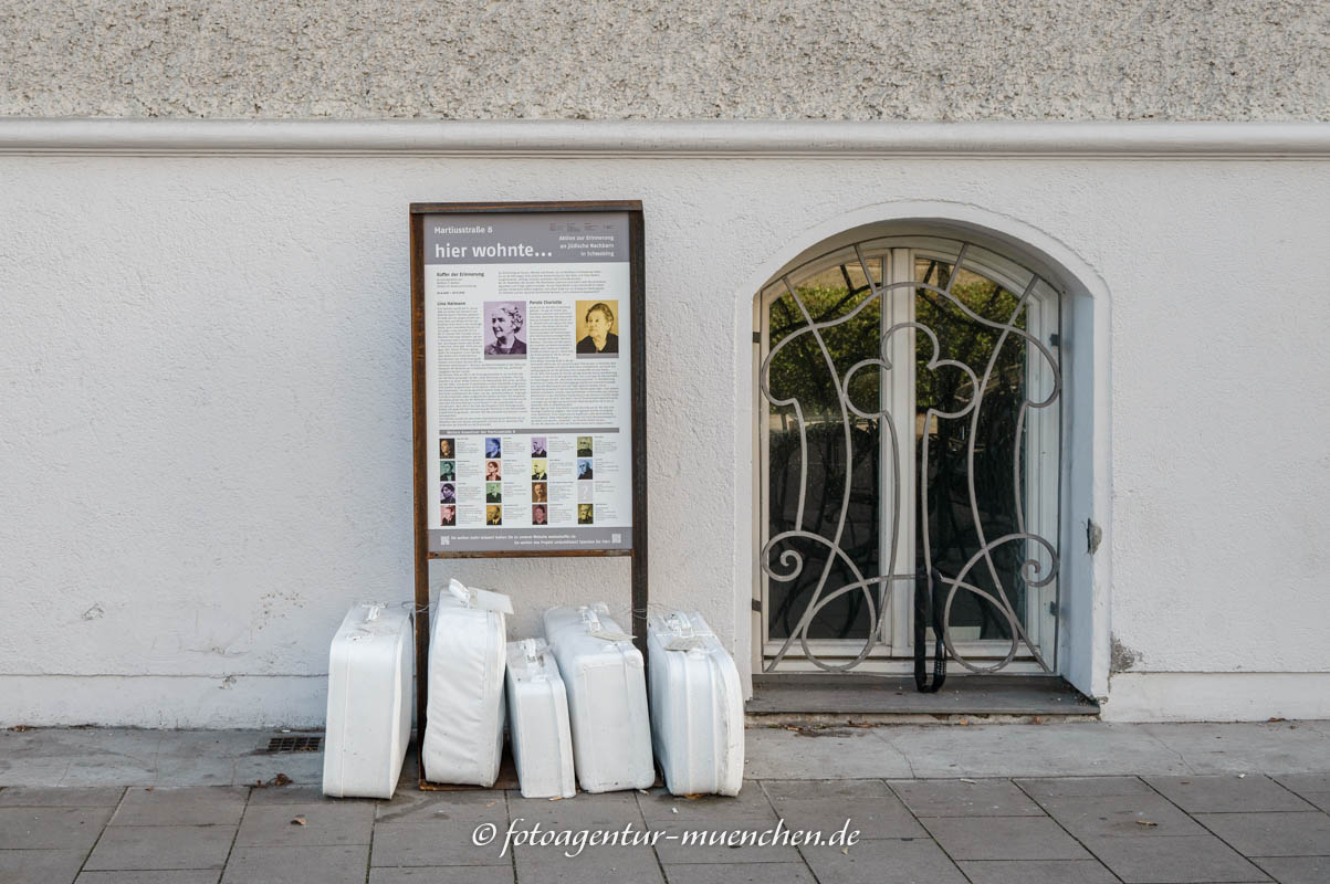 Weiße Koffer - Martiusstraße 8