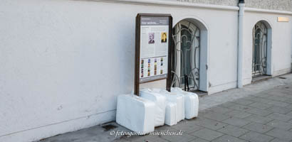  - Weiße Koffer - Martiusstraße 8