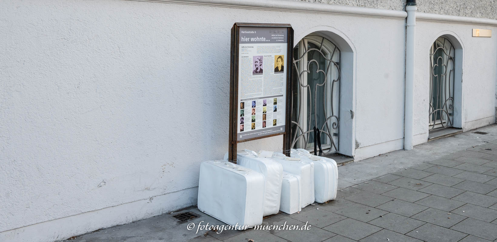 Weiße Koffer - Martiusstraße 8
