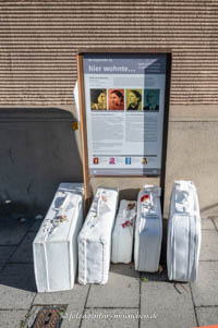  - Weiße Koffer - Herzogstraße 65