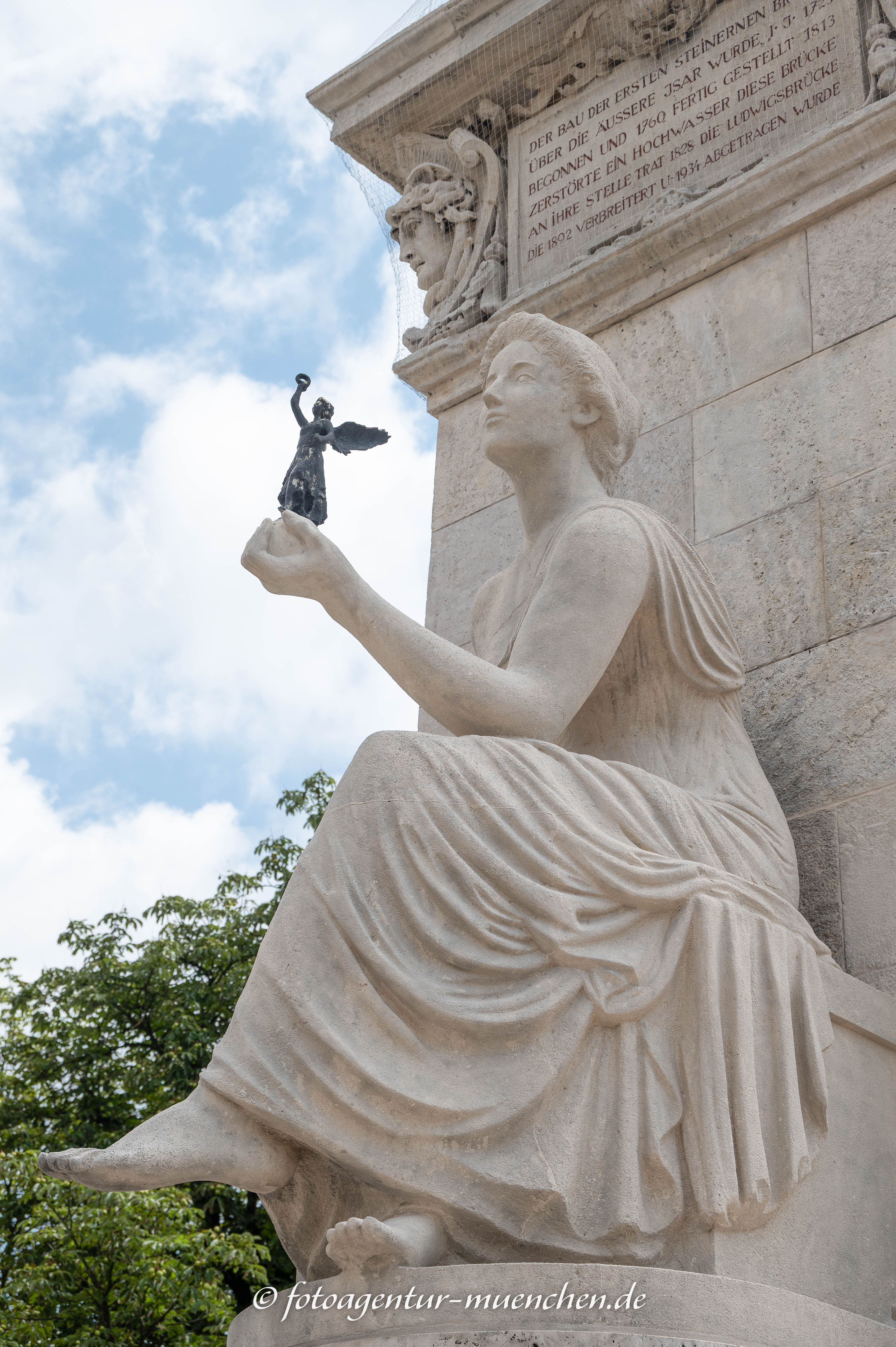 Muse der Kunst mit bronzener Nike