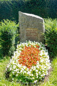  - Grab - Freiherr Adolf von Harnier