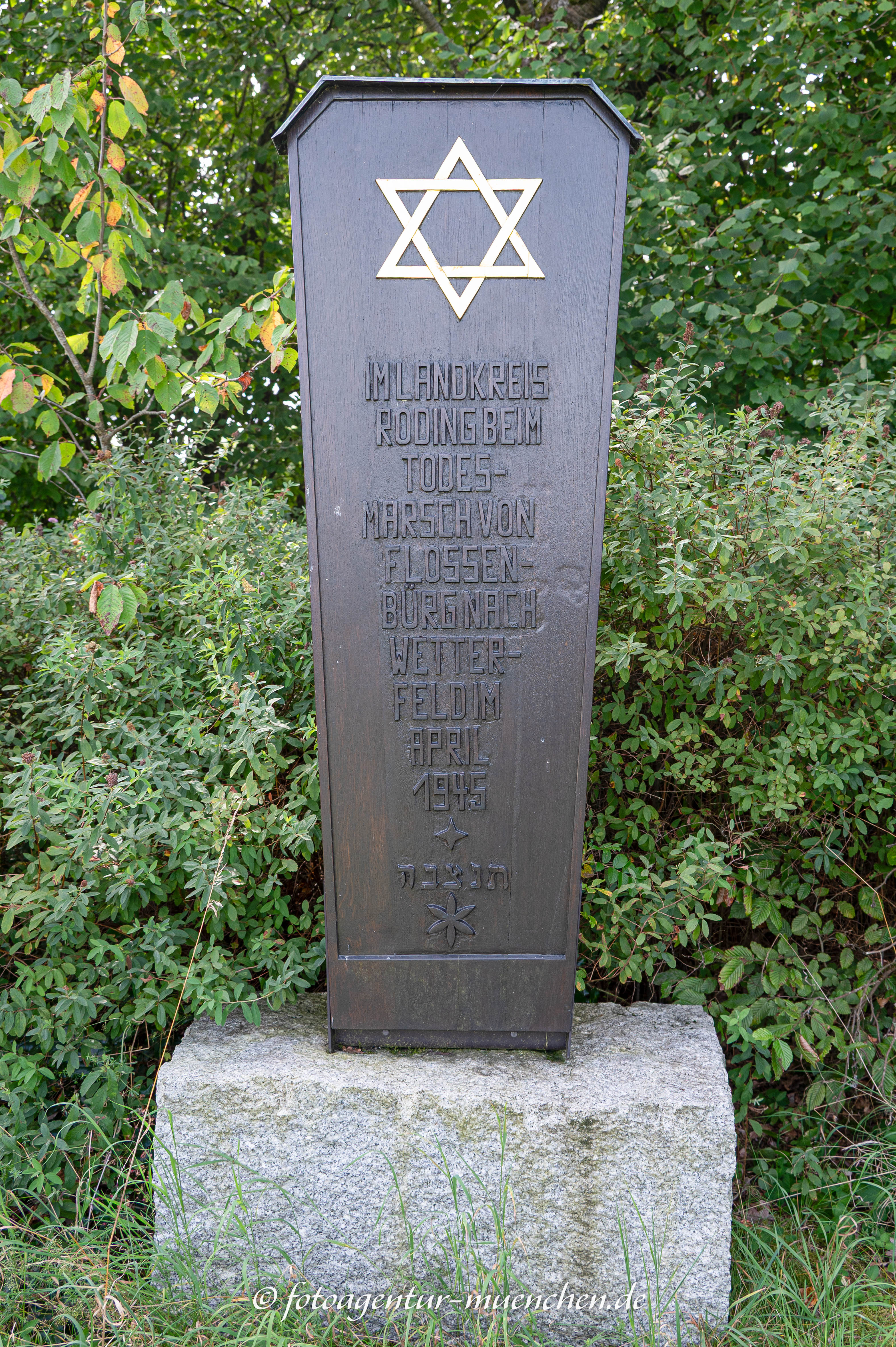 Gedenkkreuz - Todesmarsch und Massaker