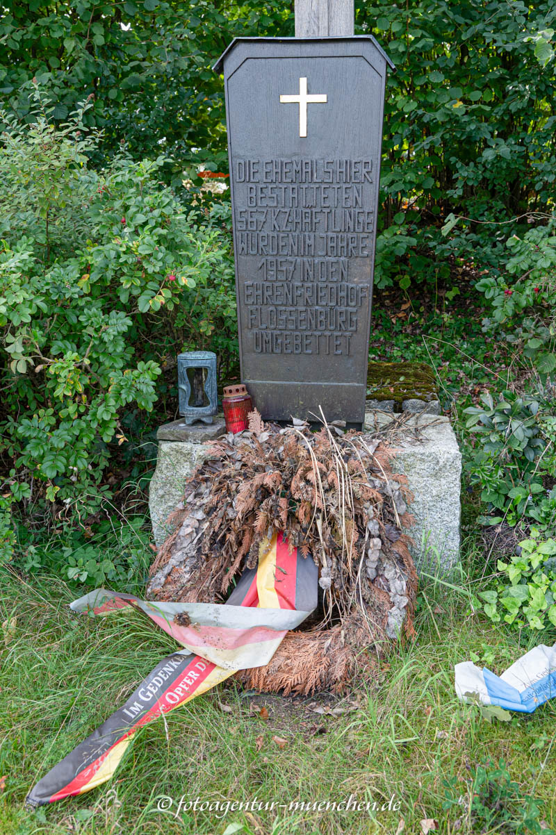 Gedenkkreuz - Todesmarsch und Massaker