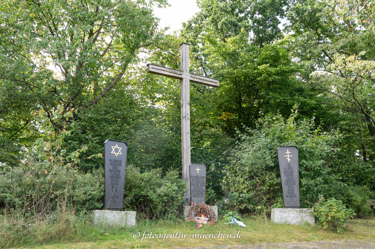 Gedenkkreuz - Todesmarsch und Massaker
