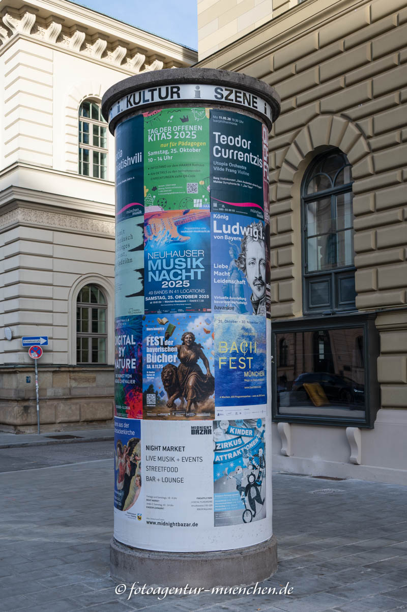 Litfaßsäule mit Buchmesse-Plakat