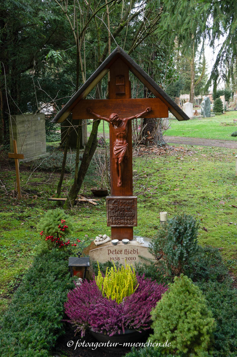 Grab - Josefine Weichand