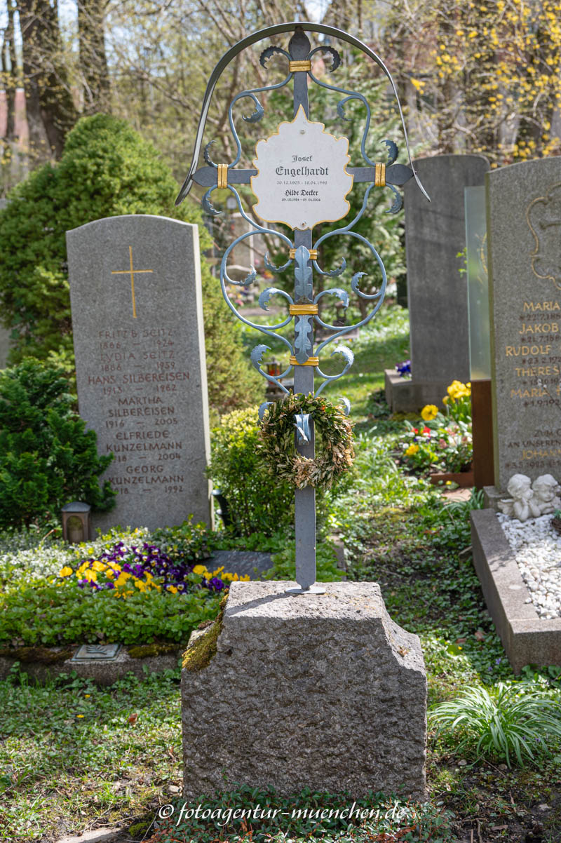 Grab - Josef Engelhardt