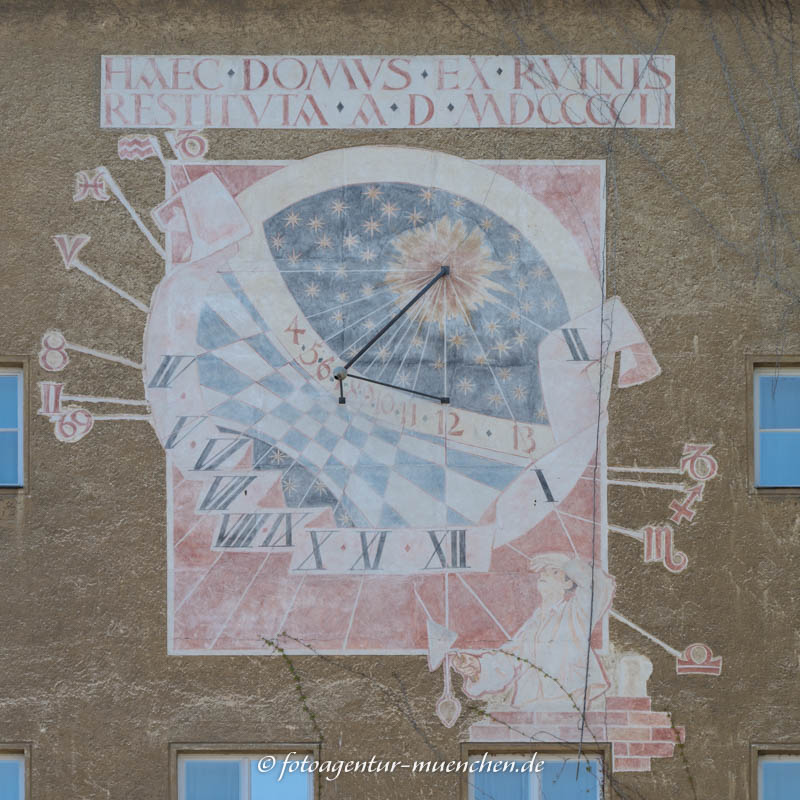 Sonnenuhr – Denkmal/Kunstwerk in München