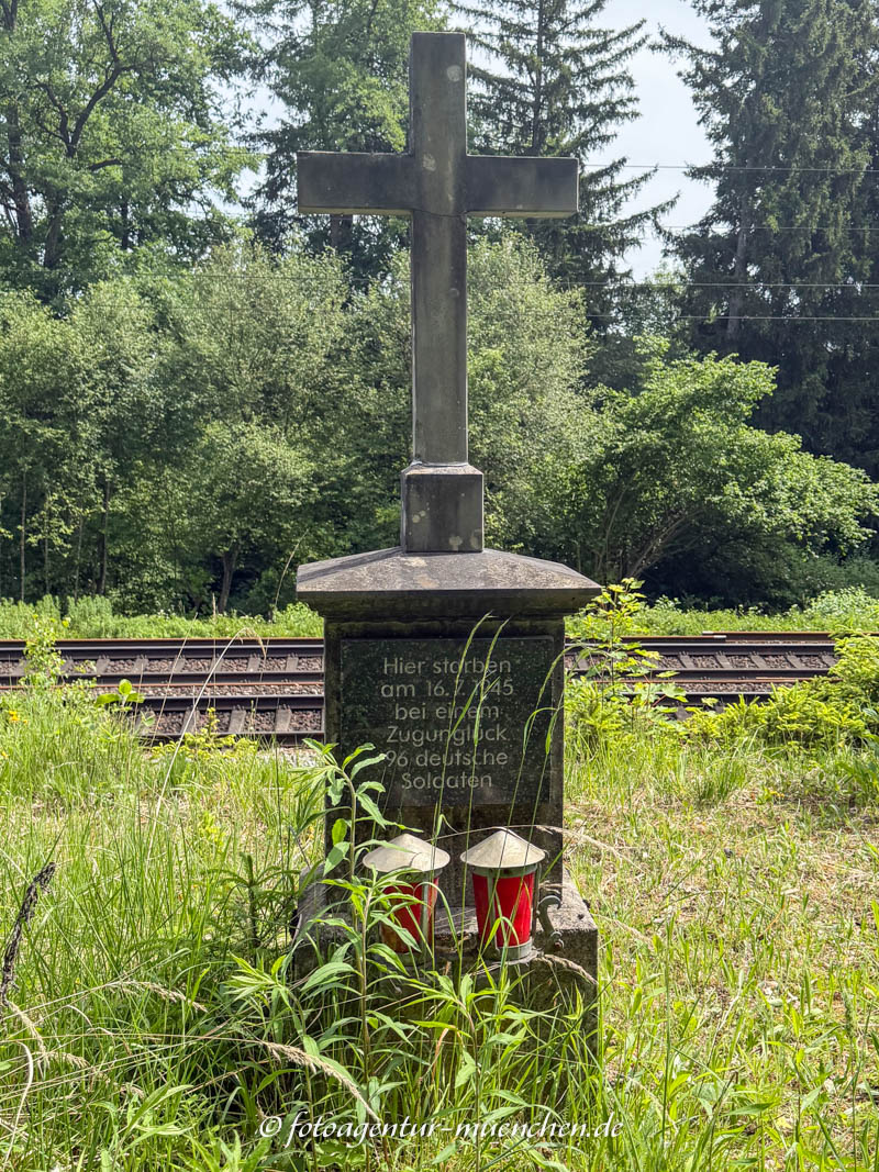 Gedenkkreuz - Zugunglück von 1945 (Oberelkofen)