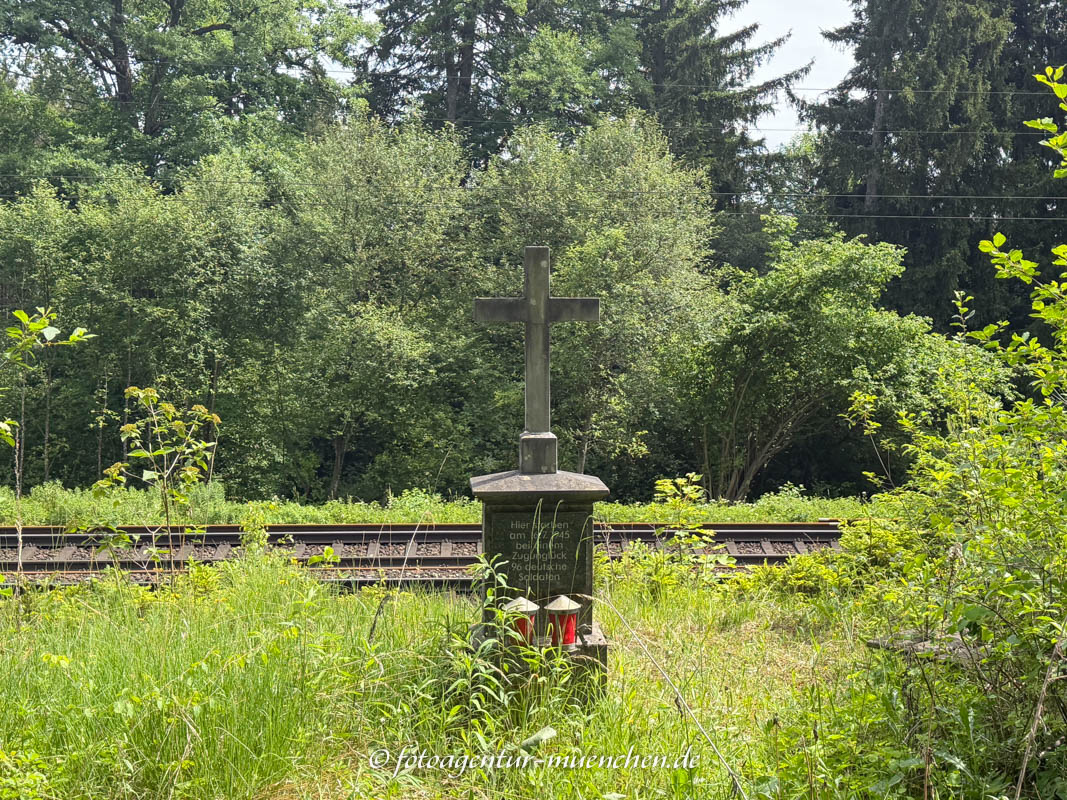Gedenkkreuz - Zugunglück von 1945 (Oberelkofen)