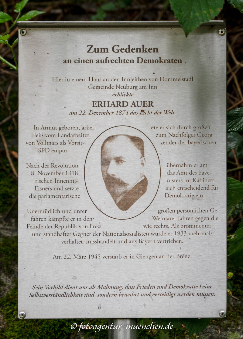 Denkmal - Erhard Auer