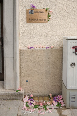 Gedenktafel und Stolpersteien für die Familie Branz
